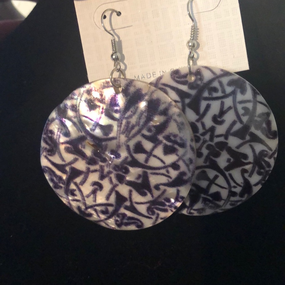 Seashell black and white earrings